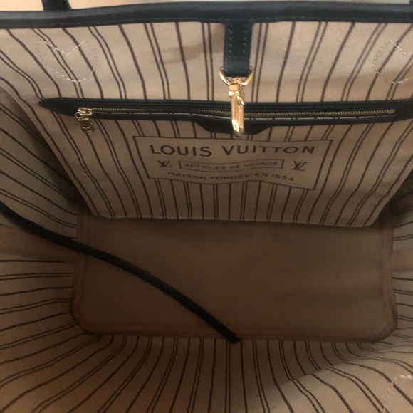 Louis Vuitton - Picture 3 of 16